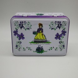 Boîte métal décor violette avec caramel mous de chez DV